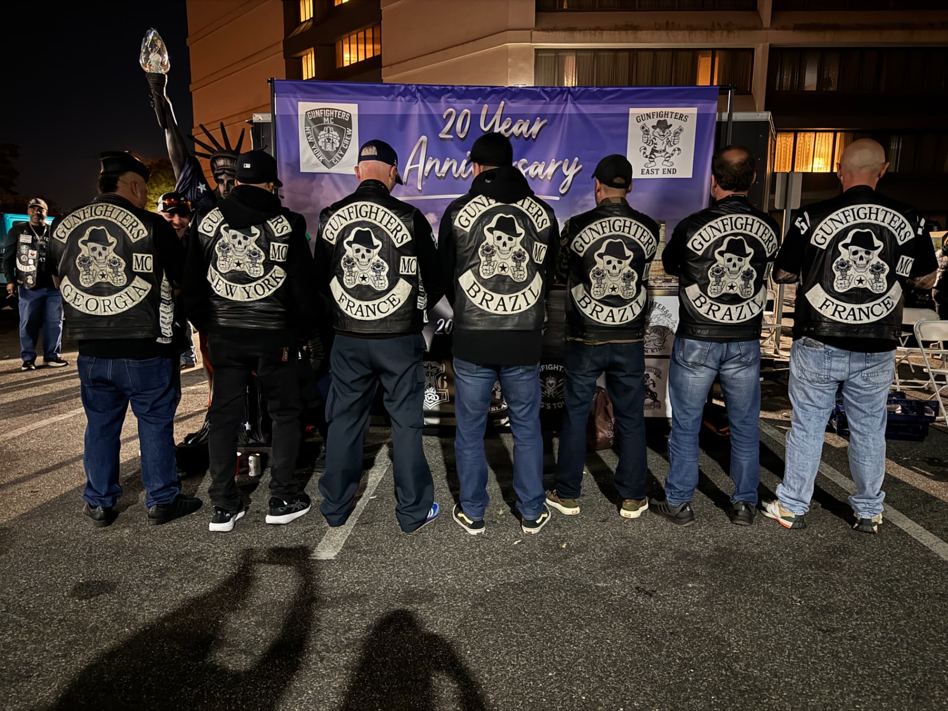 Integrantes de diferentes chapters do Gunfighters MC lado a lado