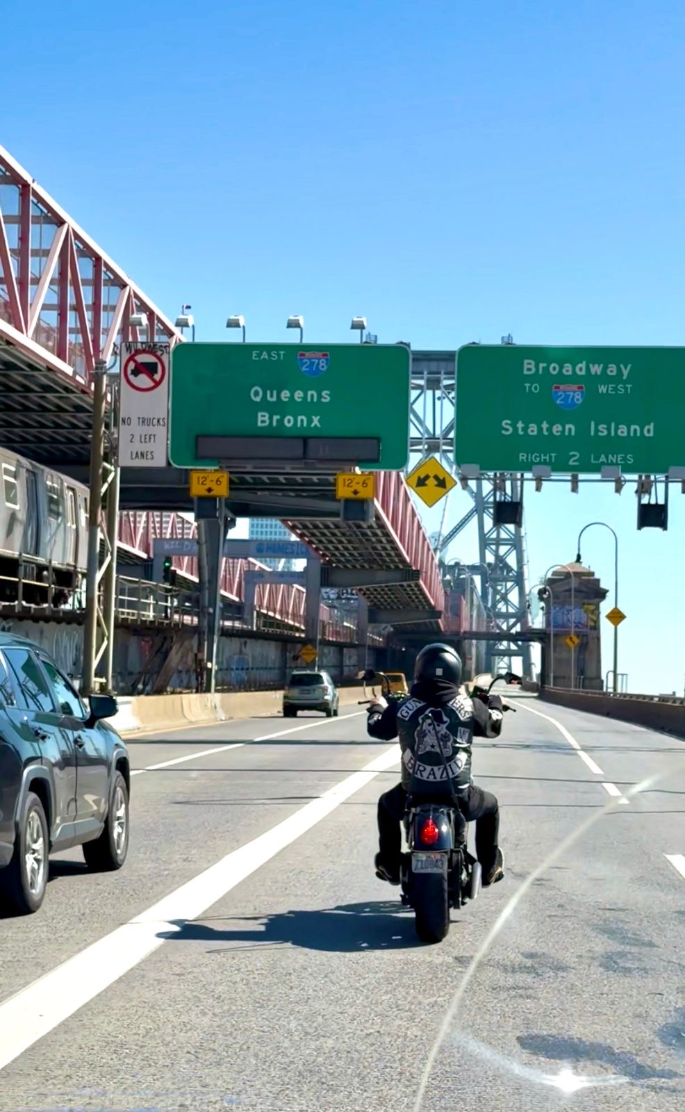 Integrante da Chapter Brazil pilotando em ponte de Nova York