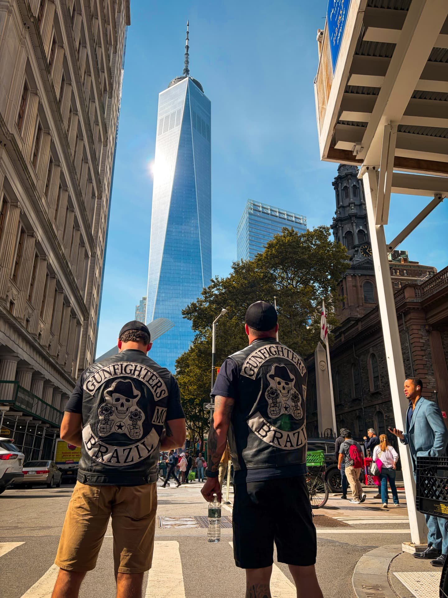 Dois integrantes da Chapter Brazil em frente ao One World Trade Center